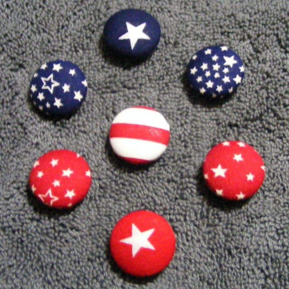 BUTTON COVERS, 7 pcs, red white blue, stars/stripes. Removable.